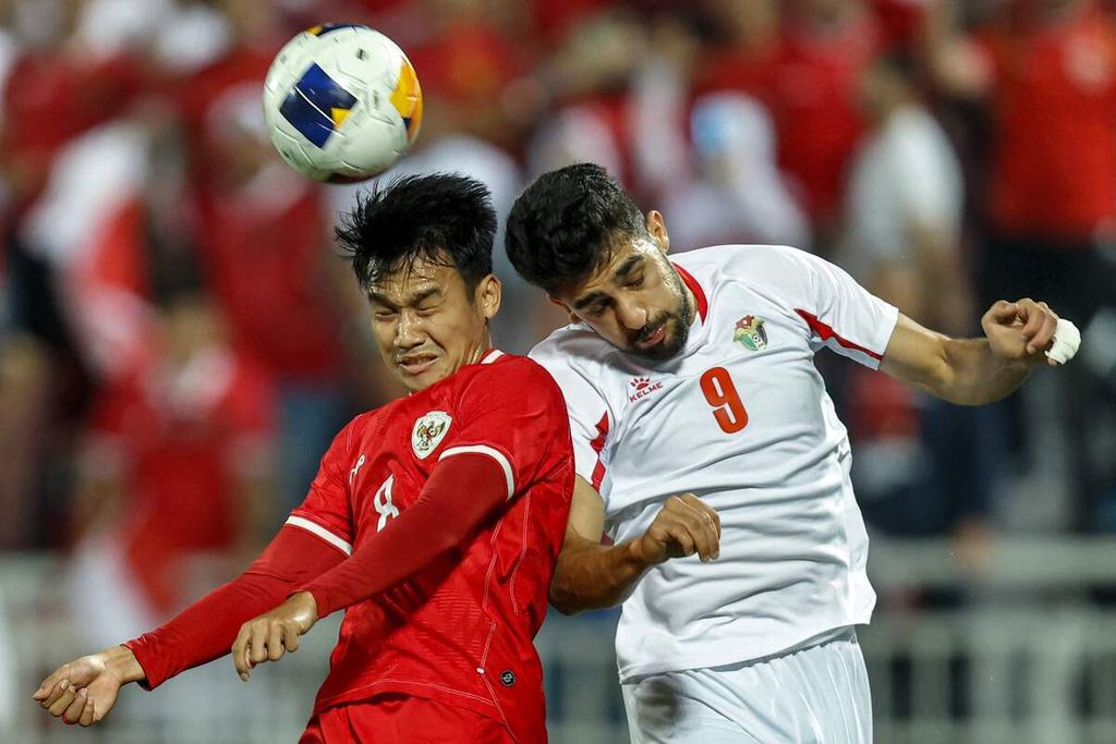 Jordanian defender, Amer Jamous, clashed in the air with Indonesian midfielder, Witan Sulaeman, in a Group A match of the 2024 AFC U-23 Championship in Doha, Qatar on Sunday (21/4/2024). Indonesia will face South Korea in the quarterfinals at Abdullah bin Khalifa Stadium, Doha, on Friday (26/4/2024) at 00:30 WIB.