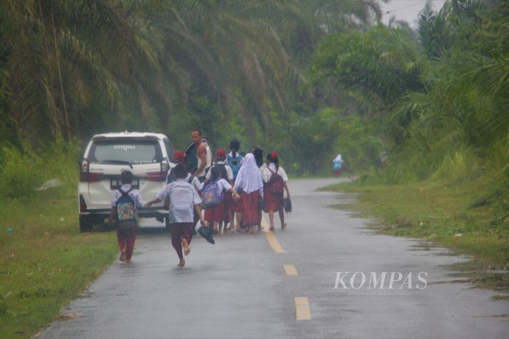 Anak-anak berjalan kaki pulang dari sekolah di Kecamatan Suro Makmur, Kabupaten Aceh Singkil, Aceh, Senin (8/5/2023). Kabupaten Aceh Singkil merupakan daerah dengan jumlah penduduk miskin terbesar di Aceh.