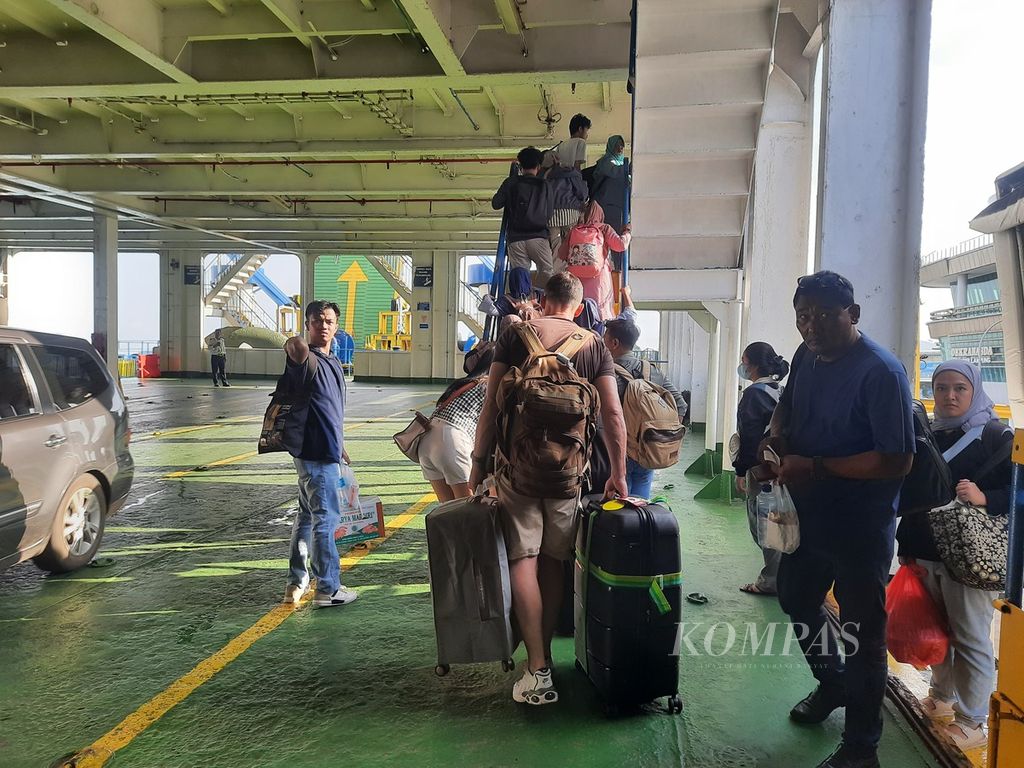 Passengers are queuing up to board the ferry managed by PT ASDP Ferry Indonesia (Persero) at Bakauheni Port, Lampung, on Friday (12/4/2024). The port situation is observed to be busy and smooth.