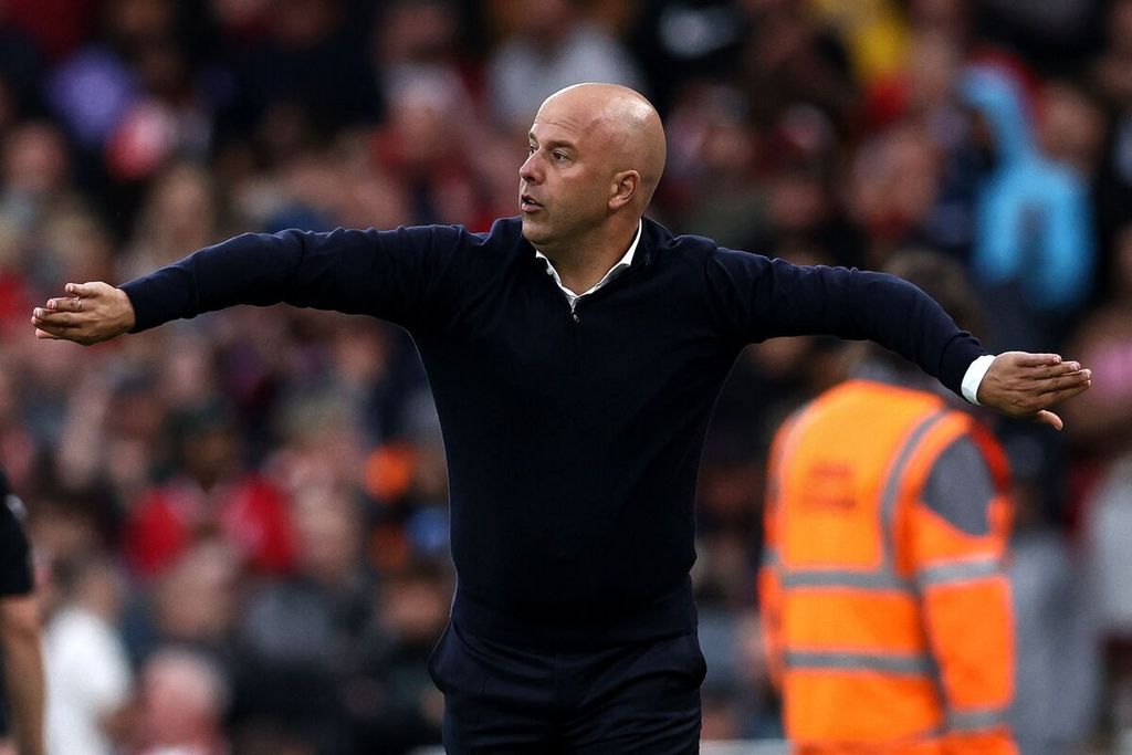 Manajer Liverpool Arne Slot memberi instruksi kepada pemainnya saat bermain melawan Brentford pada laga Liga Inggris di Stadion Anfield, Liverpool, Minggu (25/8/2024). Liverpool menang 2-0 pada laga itu.