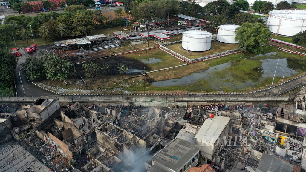 Foto udara hunian warga yang terbakar akibat kebakaran Terminal Integrated Bahan Bakar Minyak (BBM) Depo Pertamina Plumpang di Jalan Tanah Merah Bawah, Kelurahan Rawa Badak Selatan, Kecamatan Koja, Jakarta Utara, Sabtu (4/3/2023). 
