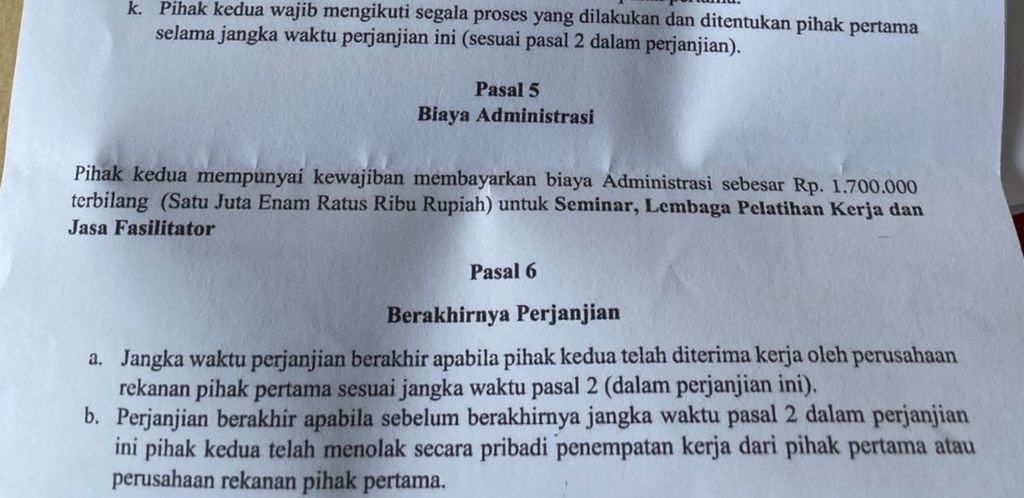 Pasal tentang biaya administrasi Rp 1,7 juta dalam perjanjian antara PT KTT dan pelamar kerja.