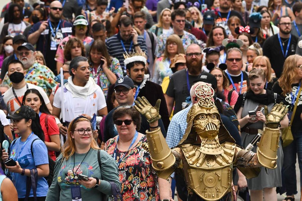 Para penggemar menunggu saat pembukaan Walt Disney D23 Expo di Anaheim, California, 9 September 2022. (Photo by Patrick T. FALLON / AFP)