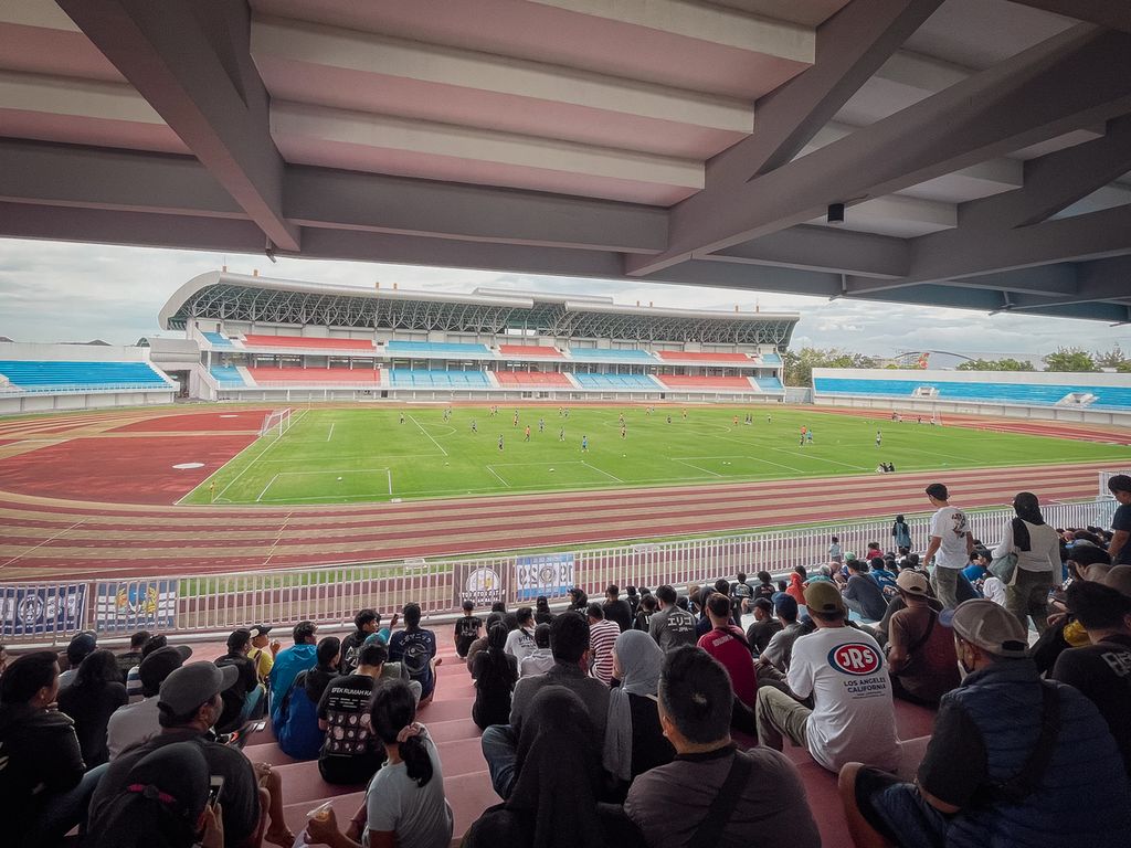 Dukungan ribuan penggemar saat latihan perdana PSIM Yogyakarta jelang musim baru Liga 2 Indonesia di Stadion Mandala Krida, pada Sabtu (1/7/2023). Mereka menyambut pelatih baru, Kas Hartadi, dan pemain baru, Hariono, untuk pertama kali.