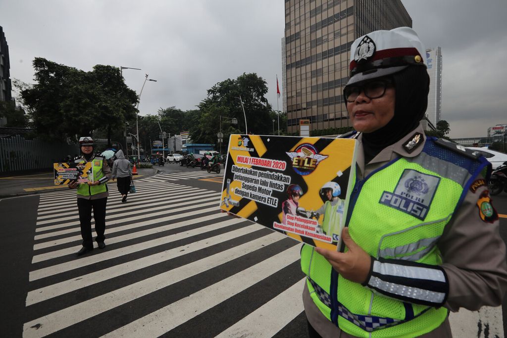 Petugas Ditlantas Polda Metro Jaya menggelar sosialisasi pemberlakuan tilang elektronik di Simpang Sarinah, Jakarta Pusat, 3 Februari 2020. 