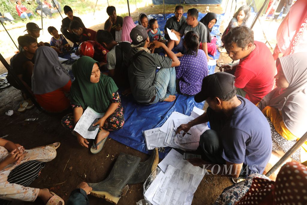 Warga mengisi formulir pendataan calon penerima bantuan rehabilitas rumah tahan gempa bagi warga korban gempa di Desa Mangunkerta, Kecamatan Gintung, Kabupaten Cianjur, Jawa Barat, Kamis (1/12/2022).