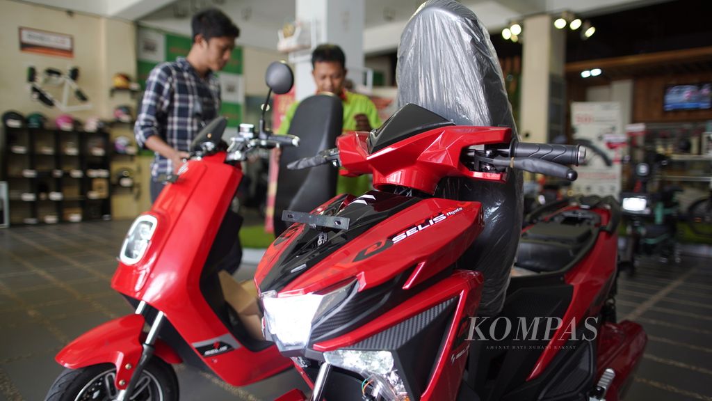 Tempat penjualan sepeda motor listrik Selis di kawasan Kelapa Gading, Jakarta Utara, Kamis (9/3/2023). 