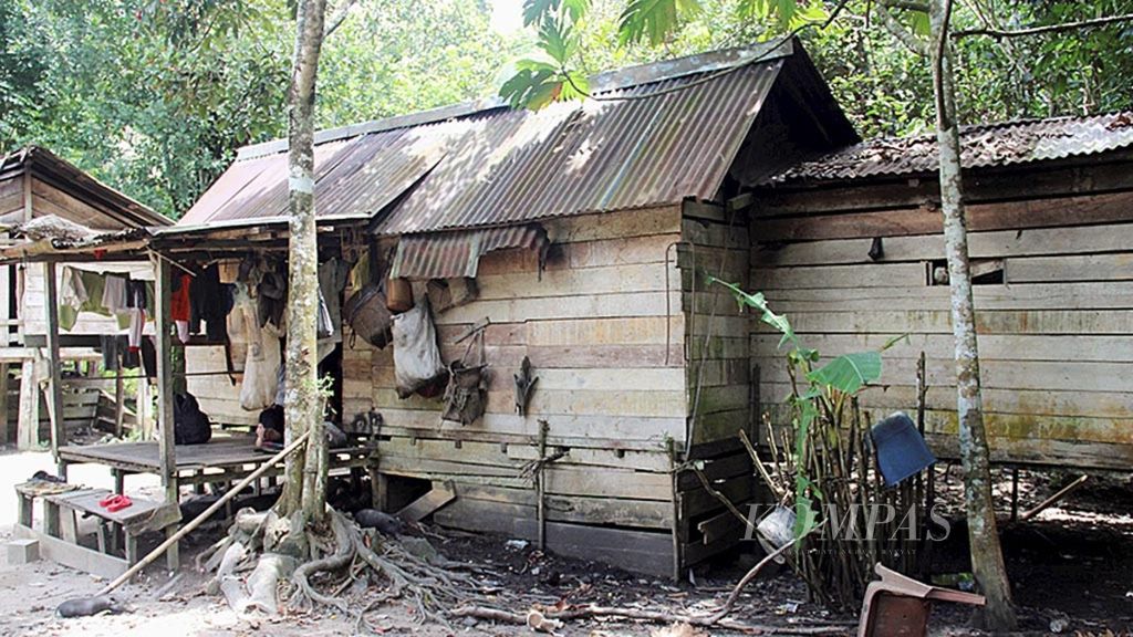 Rumah warga di Desa Kayong Hulu, Kecamatan Nanga Tayap, Kabupaten Ketapang, Kalimantan Barat. Di daerah itu masih banyak  warga miskin, padahal investasi sudah ada sejak puluhan tahun lalu. Bahkan, di Kalbar secara umum, investasi meningkat setiap tahun.