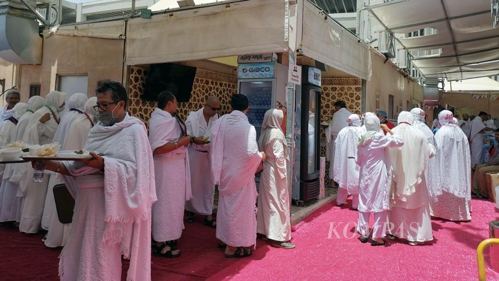 Jemaah haji Indonesia di Maktab 111 di Mina, mengantre mengambil makanan untuk makan siang, Jumat (9/8/2019). Jemaah melakukan tarwiyyah dan hari Sabtu (10/8/2019) ini bergeser ke Arafah untuk wukuf. Sebagian jemaah berangkat langsung ke Arafah menunggu waktu wukuf.
