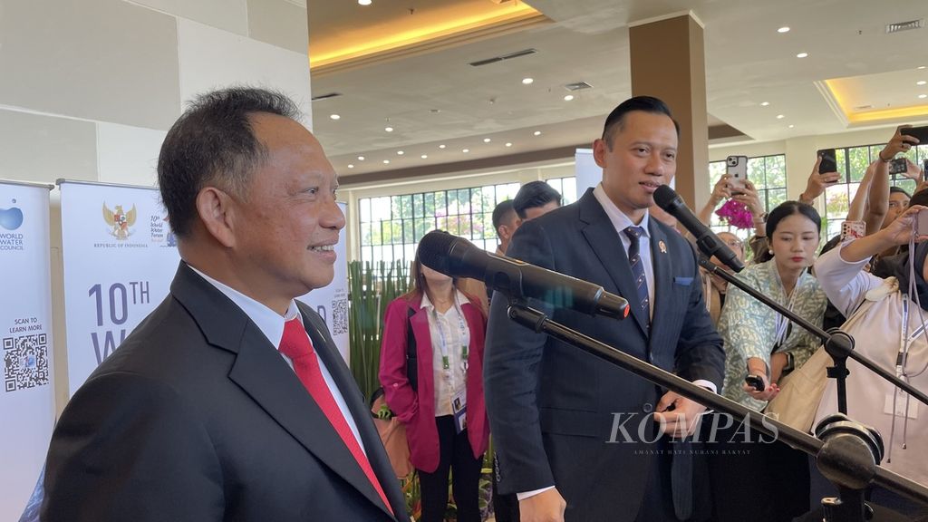 Menteri Dalam Negeri Tito Karnavian (kiri) dan Menteria Agraria dan Tata Ruang/Kepala Badan Pertanahan Nasional Agus Harimurti Yudhoyono (kanan) menemui awak media dalam wawancara cegat di sela World Water Forum dan Forum Air Dunia ke-10 di Nusa Dua, Bali, Rabu (22/5/2024).