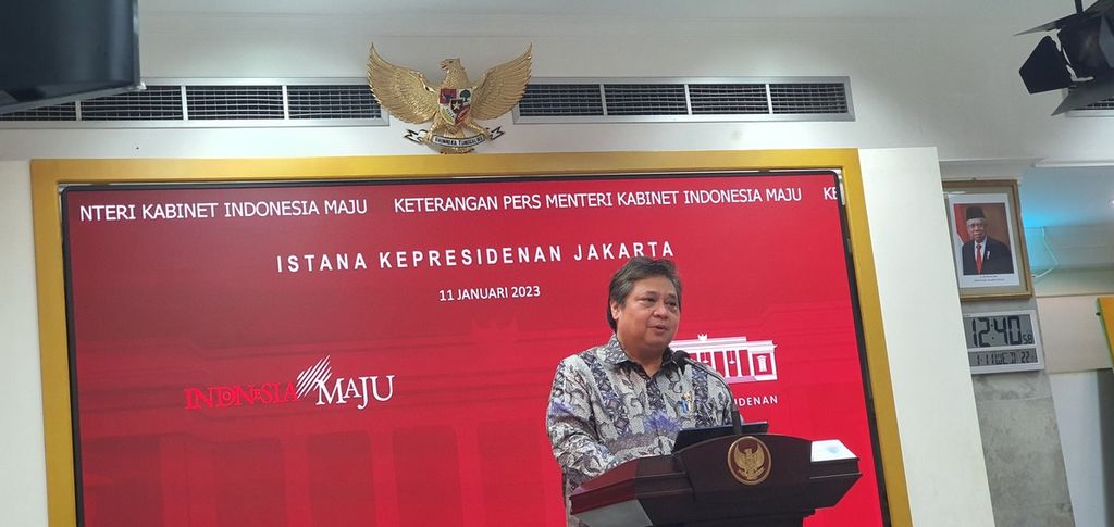 Menteri Koordinator Bidang Perekonomian Airlangga Hartarto memberikan keterangan seusai ratas tentang ekspor dan investasi Indonesia tahun 2023 di Kompleks Istana Kepresidenan, Jakarta, Rabu (11/1/2023).