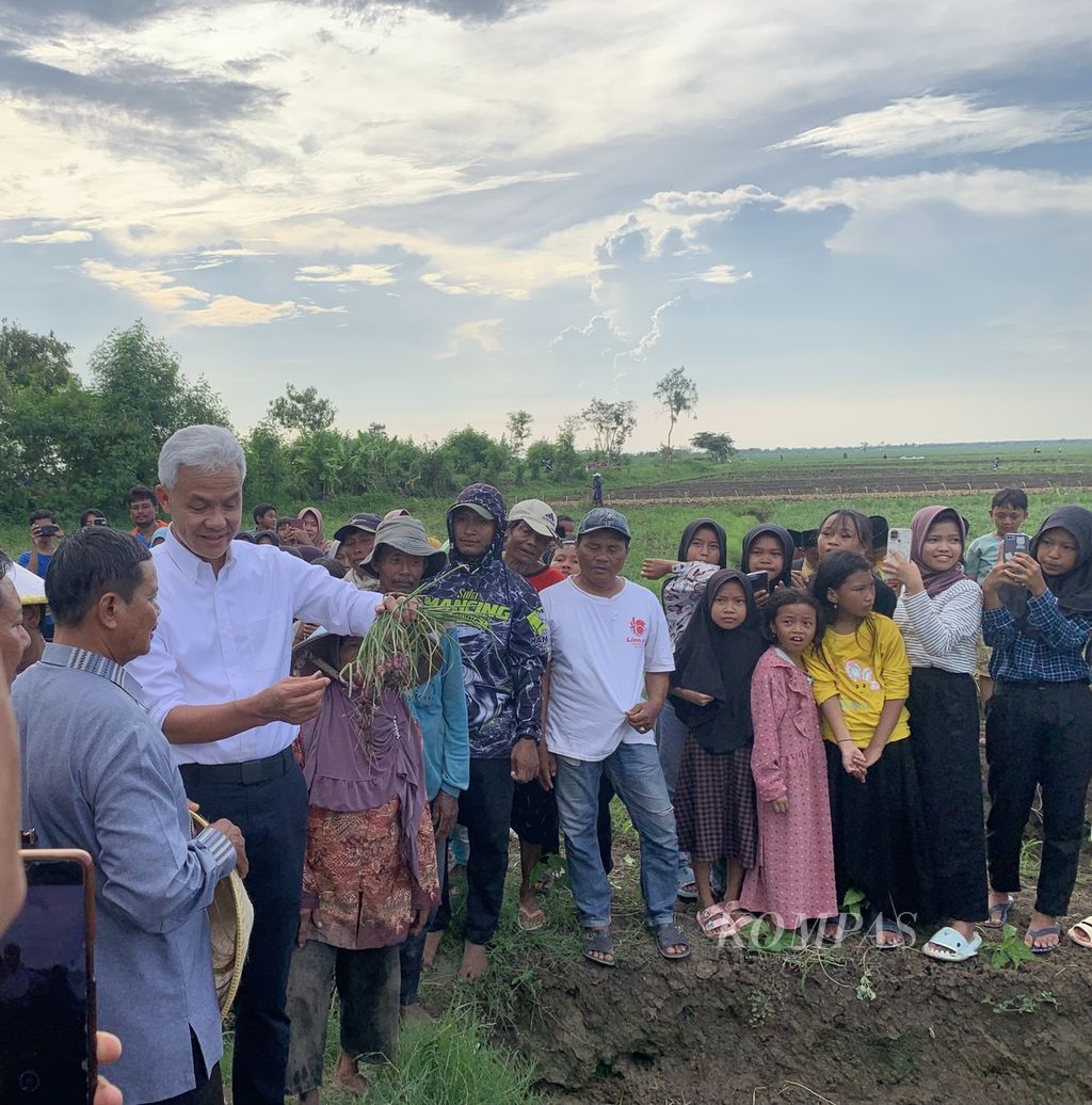 Capres nomor urut 3, Ganjar Pranowo, berdialog dengan para petani bawang di Desa Kertabesuki, Brebes, Jawa Tengah, Rabu (10/1/2024). Ganjar melanjutkan kampanye ke Brebes dan Tegal seusai menghadiri perayaan HUT Ke-51 PDI-P di Jakarta. 