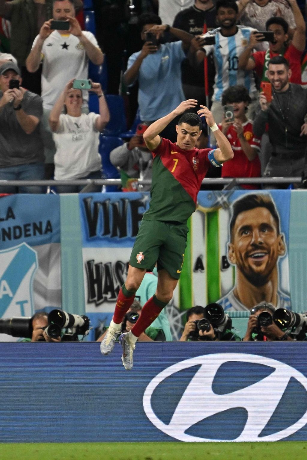 Selebrasi khas megabintang Portugal, Cristiano Ronaldo, seusai menciptakan sejarah dengan mencetak gol dari titik penalti saat laga kontra Ghana di penyisihan Grup H Piala Dunia Qatar di Stadion 974, Doha, Kamis (24/11/2022). Itulah gol ke-8 Ronaldo di lima Piala Dunia yang belum dapat disaingi oleh pemain mana pun.