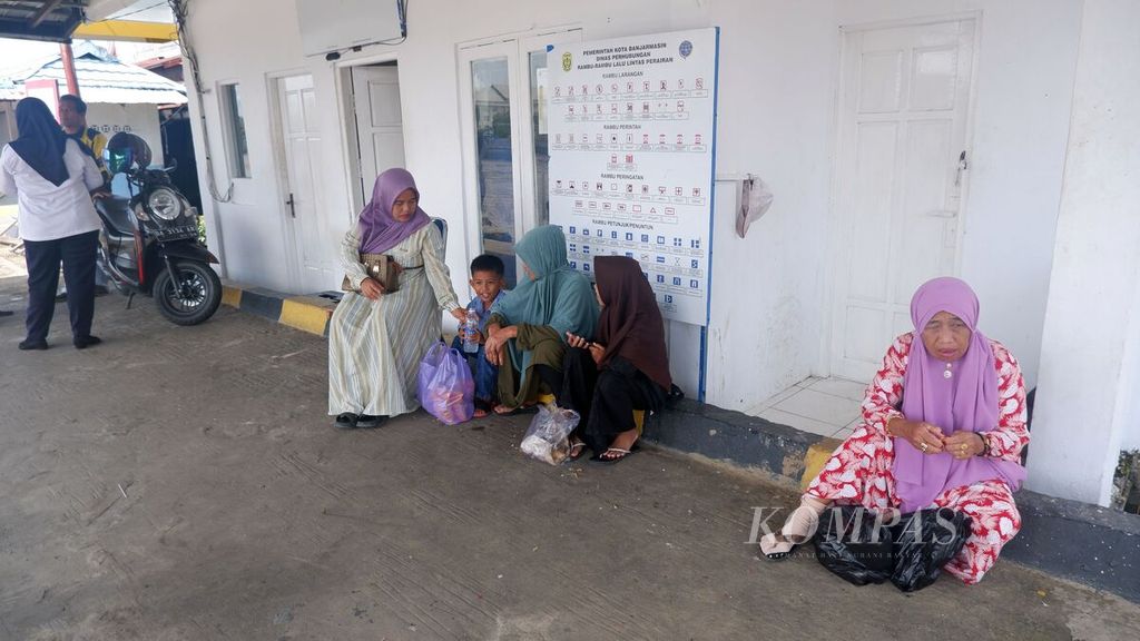 Calon penumpang menunggu keberangkatan kapal tujuan Tamban Catur, Kabupaten Kapuas, Kalimantan Tengah, di Dermaga Pasar Baru, Kota Banjarmasin, Kalimantan Selatan, Senin (29/1/2024).
