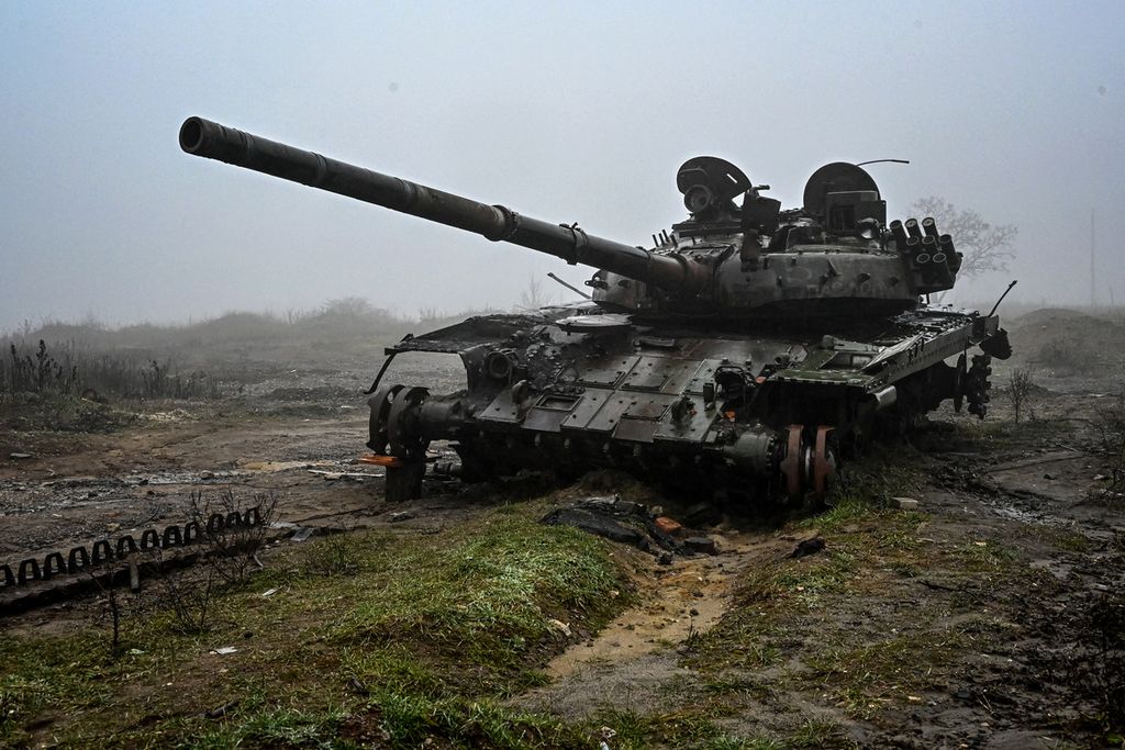 Foto yang diambil pada 13 Desember 2022 ini memperlihatkan tank yang rusak di sebuah desa di Izyum, wilayah Kharkiv, Ukraina. Harapan warga Ukraina untuk bisa merayakan Natal tahun ini dengan damai tidak terwujud setelah di medan pertempuran tidak ada tanda-tanda gencatan senjata sementara. 