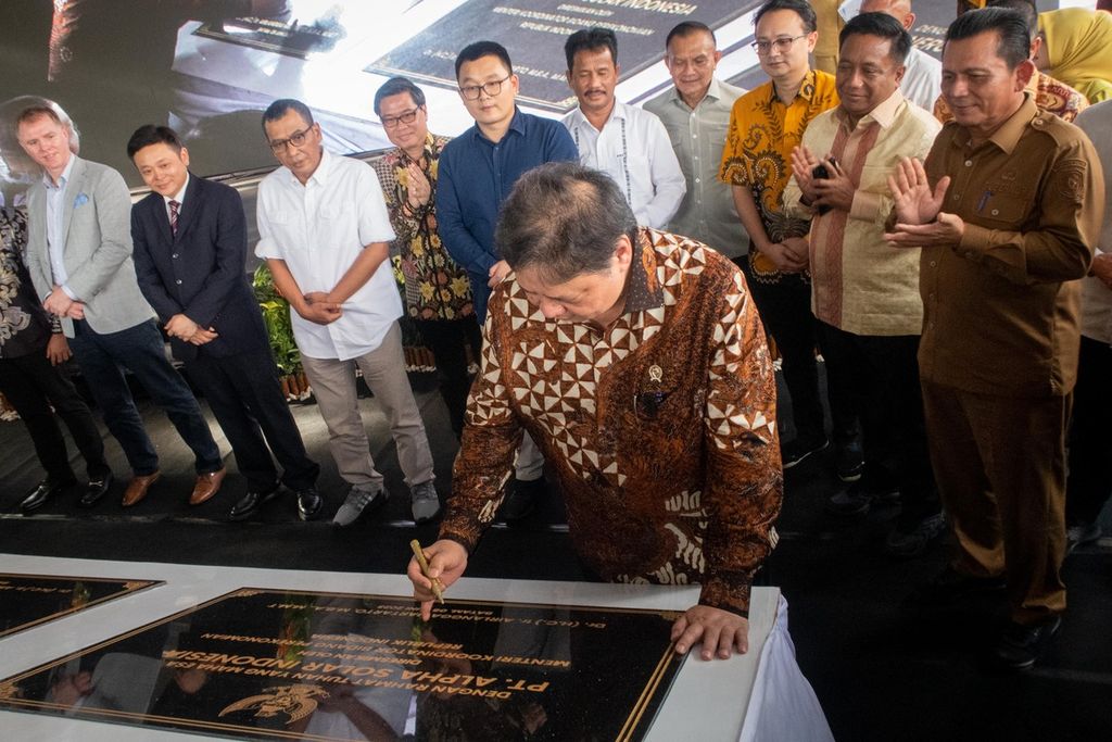Menteri Koordinator Bidang Perekonomian Airlangga Hartarto menghadiri <i>launching </i>enam perusahaan industri hilir panel surya di Kawasan Industri Wiraraja, Batam, Kepulauan Riau, Senin (5/6/2023).