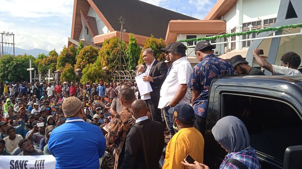 Kuasa hukum dan massa dalam aksi unjuk rasa penolakan penetapan Gubernur Papua Lukas Enembe sebagai tersangka dugaan kasus gratifikasi oleh Komisi Pemberantasan Korupsi di Kota Jayapura, Papua, Senin (12/9/2022).