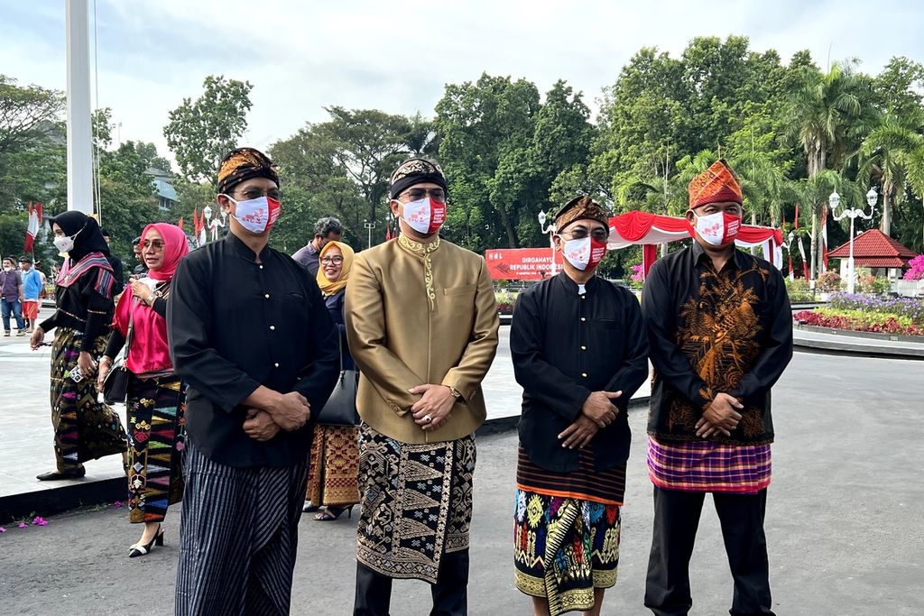 Peserta mengenakan pakaian tradisional saat upacara bendera Peringatan HUT ke-77 Kemerdekaan RI di lapangan Bumi Gora Kantor Gubernur NTB di Mataram, Rabu (17/8/2022). Peringatan HUT ke-77 Kemerdekaan RI diharapkan menjadi momentum bagi Indonesia untuk bangkit pascapandemi Covid-19.