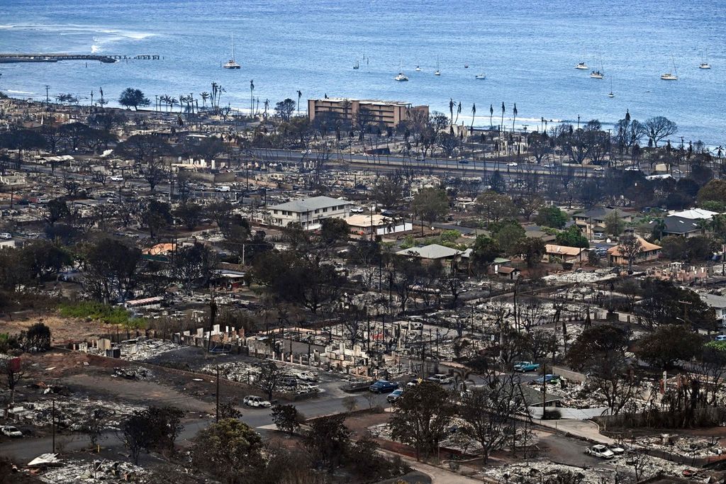 Rumah-rumah dan gedung-gedung yang rusak akibat kebakaran di Lahaina, Hawaii. Foto diambil pada 10 Agustus 2023. Api mulai membakar kawasan tersebut pada 8 Agustus.  