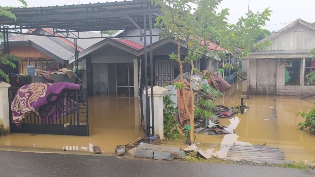 Banjir menggenangi beberapa rumah warga di Pelaihari, Kabupaten Tanah Laut, Kalimantan Selatan, Minggu (12/7/2020).