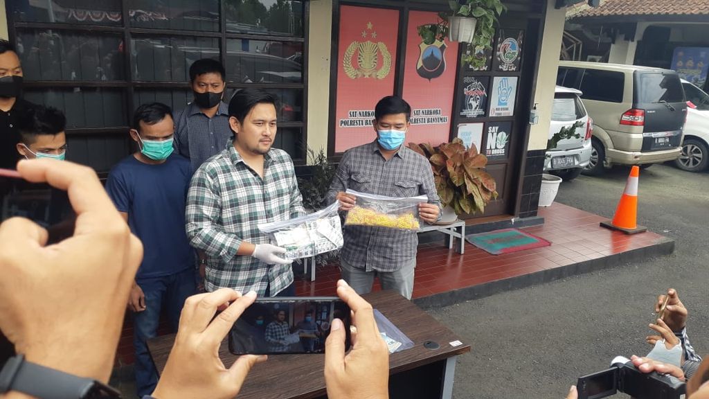 Satuan Reserse Narkoba Polresta Banyumas menunjukkan barang bukti obat keras yang disita dari dua pengedar, Selasa (23/8/2022), di Purwokerto, Banyumas, Jawa Tengah.