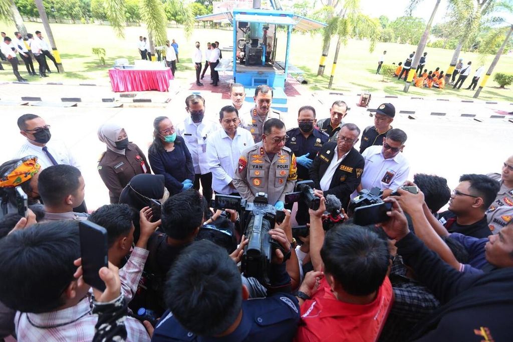 Kepala Polda Kepulauan Riau Inspektur Jenderal Yan Fitri menjawab pertanyaan wartawan seusai memusnahkan barang bukti narkotika, Senin (29/4/2024).