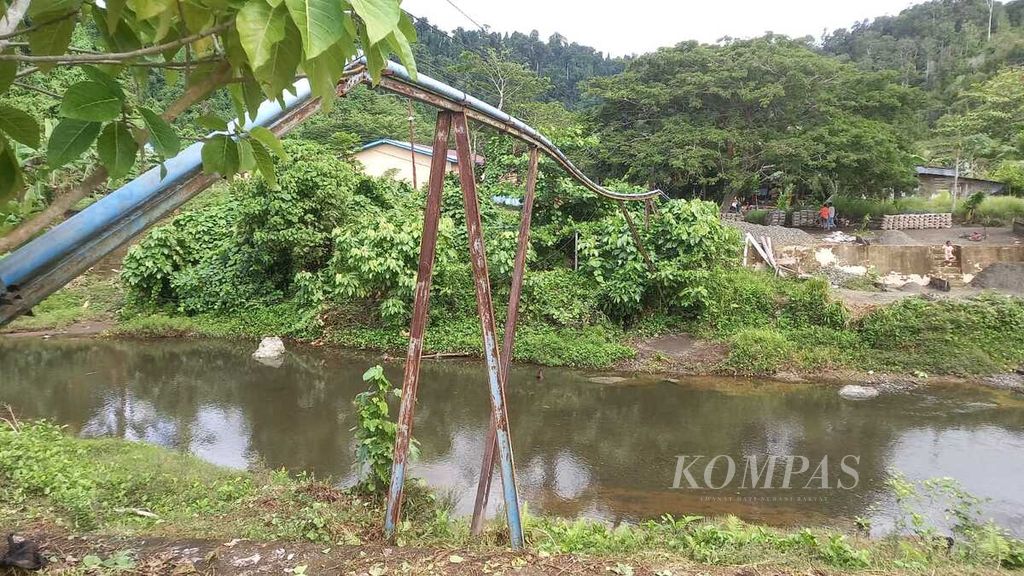 Pembangunan Jembatan Ahmad Yani di Kabupaten Raja Ampat, Papua Barat Daya, Sabtu (6/7/2024). Jembatan tersebut telah mangkrak sejak dibangun pada 2021 hingga 2022 dengan anggaran Rp 9,6 miliar pada masa Pemerintah Provinsi Papua Barat atau sebelum Provinsi Papua Barat Daya terbentuk.