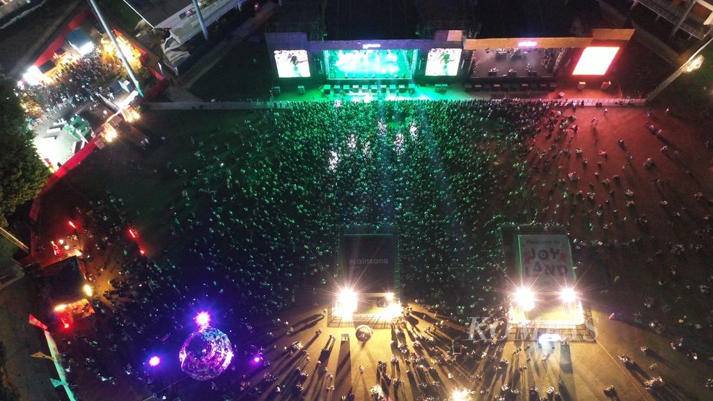 Penonton menikmati hentakan musik dari grup Otoboke Beaver asal Kyoto, Jepang, dalam hari terakhir Joyland Festival Jakarta 2023 di Lapangan Baseball, Jakarta, Minggu (26/11/2023).