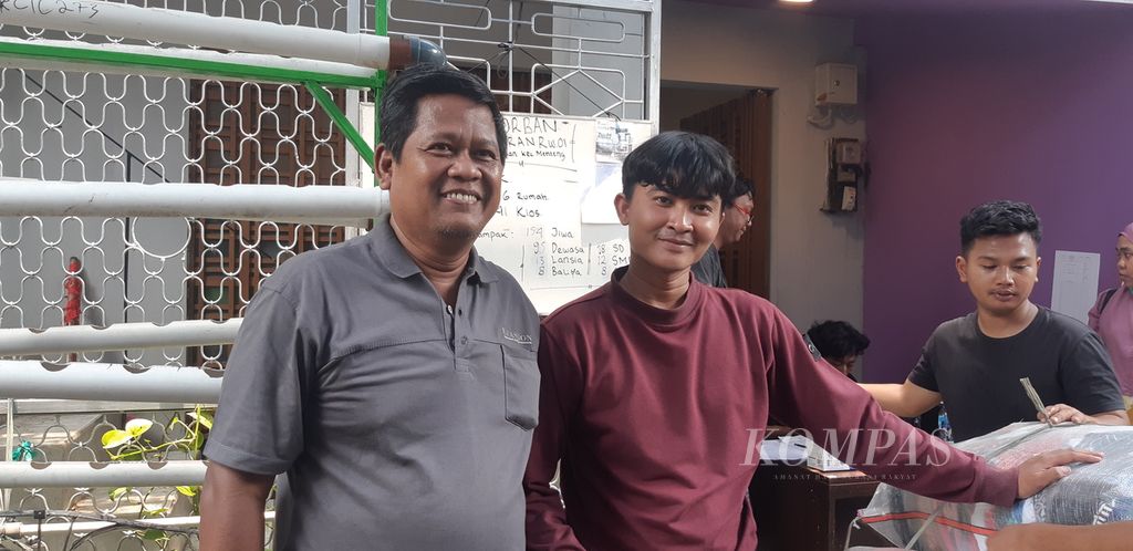 Irawan Prasetyo, Ketua RW 001, Kelurahan Pegangsaan, Kecamatan Menteng, Jakarta Pusat, bersama anggota karang taruna yang membantu korban kebakaran di wilayahnya, Rabu (28/9/2022).