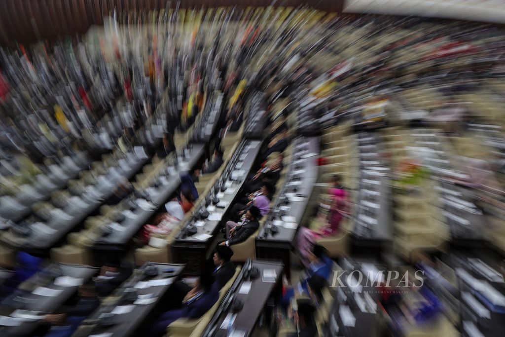 Suasana Sidang Paripurna Pembukaan Masa Persidangan I DPR Tahun Sidang 2024-2025 di Gedung Nusantara, Kompleks Parlemen, Jakarta, Jumat (16/8/2024). Sidang Paripurna DPR RI dibuka Ketua DPR Puan Maharani. Presiden Joko Widodo menyampaikan Pidato Pengantar RAPBN 2025 dan Nota Keuangan. Dalam pidatonya, Presiden Joko Widodo memaparkan sejumlah anggaran, seperti untuk infrastruktur dan pendidikan. 