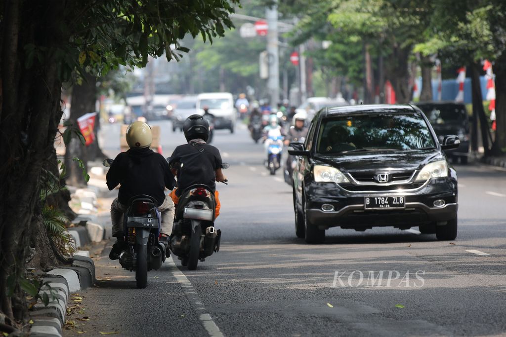 Sepeda motor melaju melawan arah di Jalan Ciputat Raya, Kebayoran Lama, Jakarta Selatan, Rabu (23/8/2023). Aksi nekat pengendara ini rawan menyebabkan kecelakaan yang membahayakan mereka sendiri dan pengguna jalan lain.