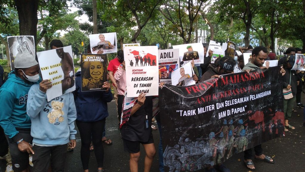 Front Mahasiswa Anti Kekerasan Papua melakukan aksi massa dan advokasi di depan Kantor Komnas HAM, Jakarta Pusat, Jumat (3/3/2023).
