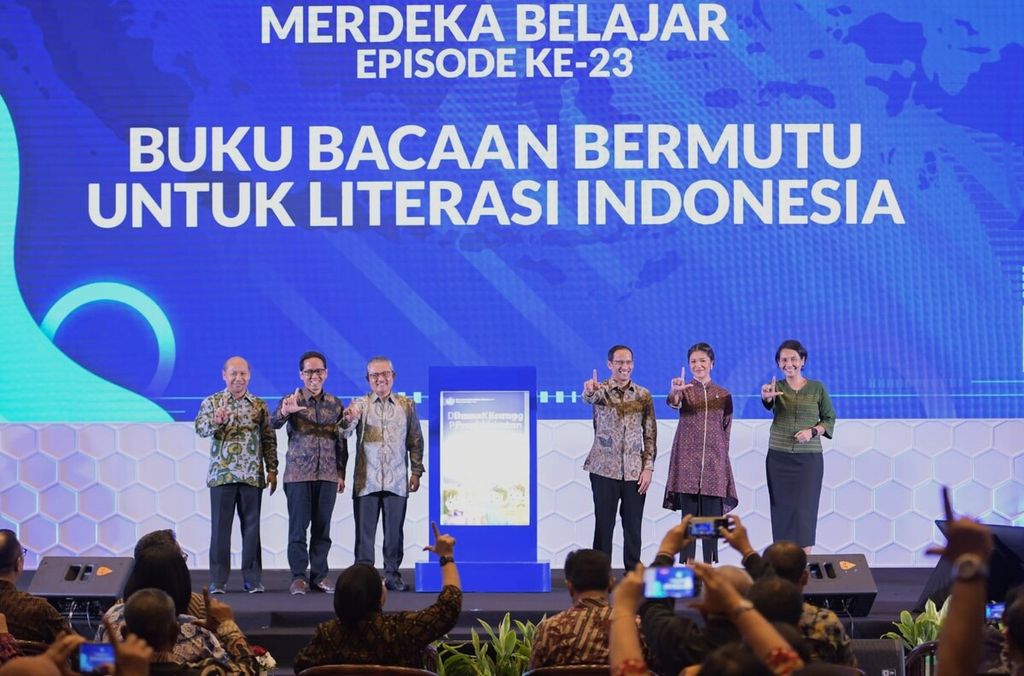 Suasana peluncuran program Merdeka Belajar episode ke-23 bertajuk ”Buku Bacaan Bermutu untuk Literasi Indonesia” di Jakarta, Senin (27/2/2023).