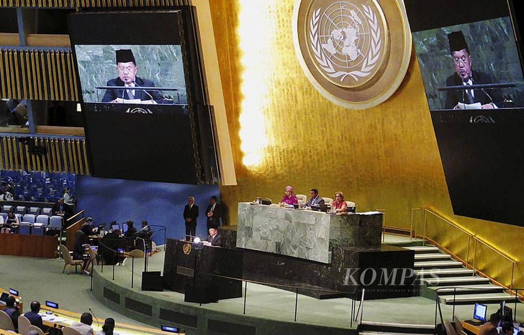 Wakil Presiden Jusuf Kalla menyampaikan pidatonya pada Sidang Umum Ke-72 Perserikatan Bangsa-Bangsa di New York, Amerika Serikat, Kamis (21/9) sore waktu setempat atau Jumat WIB. Indonesia menyampaikan pesan soal  pentingnya perdamaian dan stabilitas dunia yang merupakan modal utama dalam  pembangunan di bidang ekonomi.