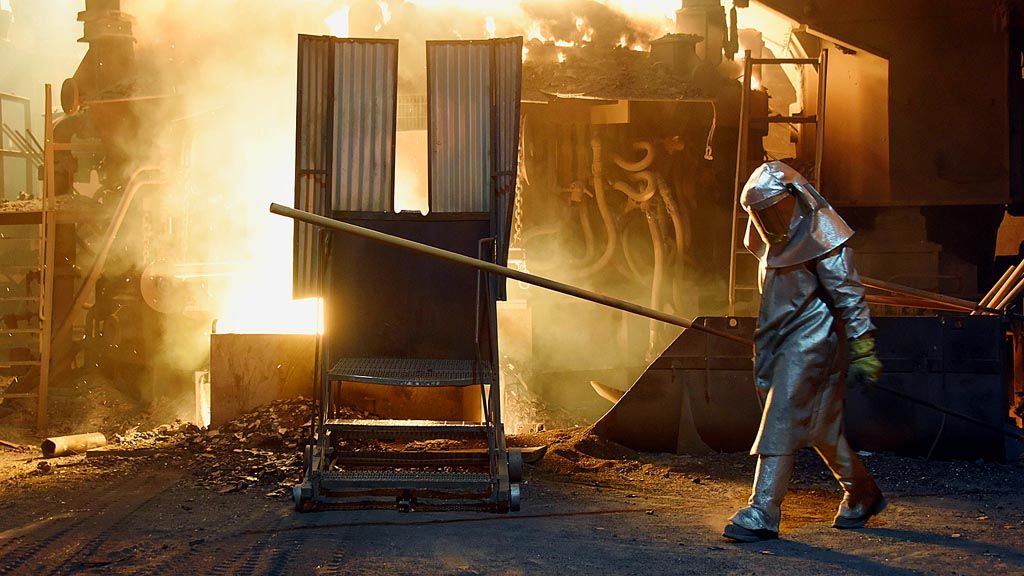 Pekerja berada di area tungku di pabrik baja TMK Ipsco Koppel, di Pennsylvania, Jumat (9/3). Kebijakan penerapan tarif impor baja dan aluminium oleh Amerika Serikat mengundang kritikan dari dalam serta luar negeri.  