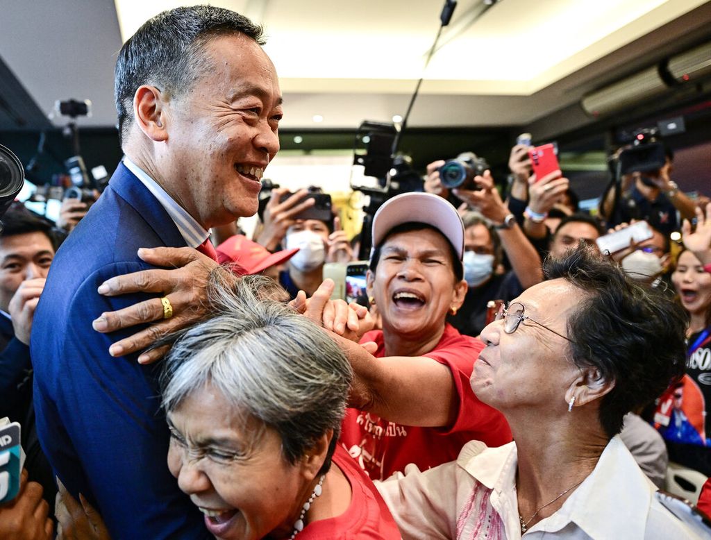 Para pendukung Partai Pheu Thai menyambut gembira terpilihnya anggota partai mereka, Srettha Thavisin (kiri, berjas biru) sebagai Perdana Menteri Thailand ke-30 di markas partai di Bangkok, Thailand, Selasa (22/8/2023). Mendapat dukungan di parlemen, Srettha dan Pheu Thai adalah minoritas di kabinet. 