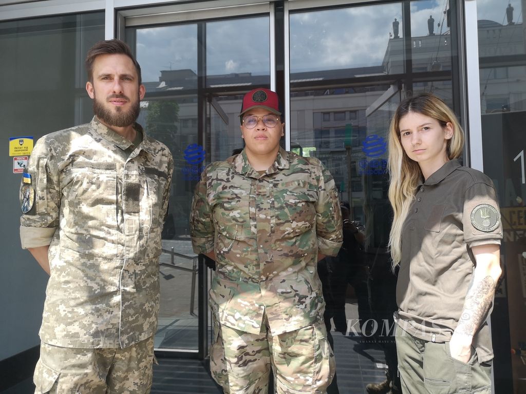 Tiga anggota legiun asing, yakni Damien Mcgrou (kiri), Gelena McGee (tengah), dan M Jay alias Emese Fayk (kanan), sedang berada di Kyiv, Ukraina, Senin (13/6/2022). Belakangan diketahui, Fayk terlibat penipuan di sejumlah negara.