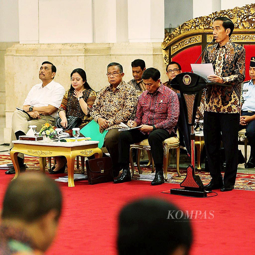 Presiden Joko Widodo memberikan kata pengantar saat memulai Sidang Kabinet Paripurna di Istana Negara, Jakarta, Rabu (1/2). Dalam kata pengantarnya, Presiden meminta  agar pelaksanaan program pemerintah dapat mendorong pertumbuhan lapangan kerja dan mengatasi kesenjangan sosial.