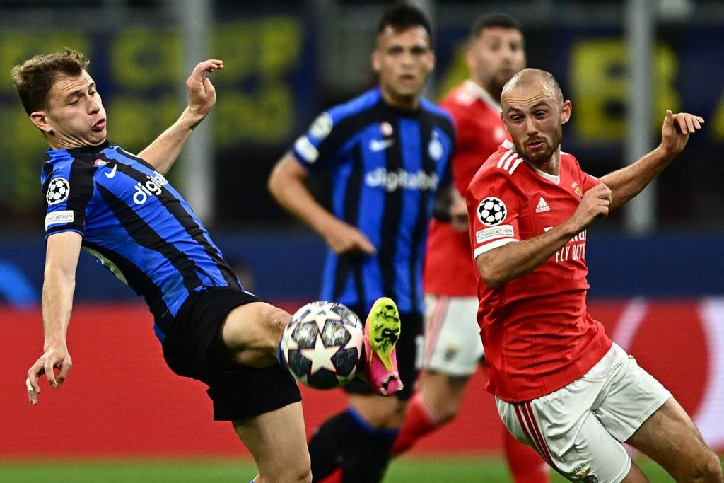 Pemain IInter Milan Nicolo Barella (kiri) dan pemain Benfica Fredrik Aursnes berebut bola pada laga kedua perempat final Liga Champions di Stadion San Siro, Milan, Italia, Kamis (20/4/2023). Laga berakhir imbang 3-3 dan Inter lolos ke semifinal dengan agregat 5-3.