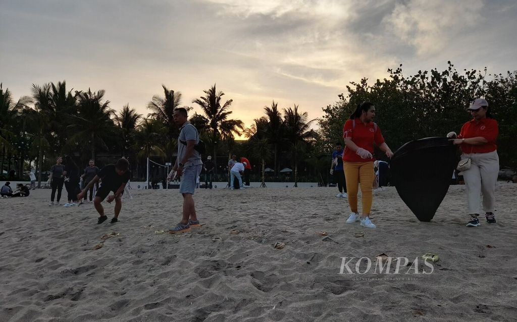 Perwakilan unit usaha Kompas Gramedia di Bali, Jumat (10/11/2023), mengikuti kegiatan bersih-bersih pantai di area The Anvaya Beach Resort Bali, Kuta, Badung. Kegiatan bersih-bersih di Pantai Kuta, serangkaian acara turnamen Oetama Cup 2023, digelar bertepatan dengan peringatan Hari Pahlawan.
