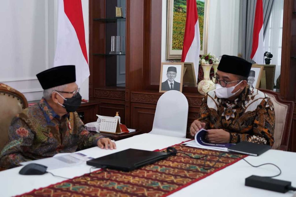 Wakil Presiden Ma’ruf Amin saat melaporkan surat pemberitahuan tahunan (SPT) Pajak Penghasilan tahun 2021 miliknya melalui <i>e-filling</i> di Jakarta, Senin (7/3/2022).