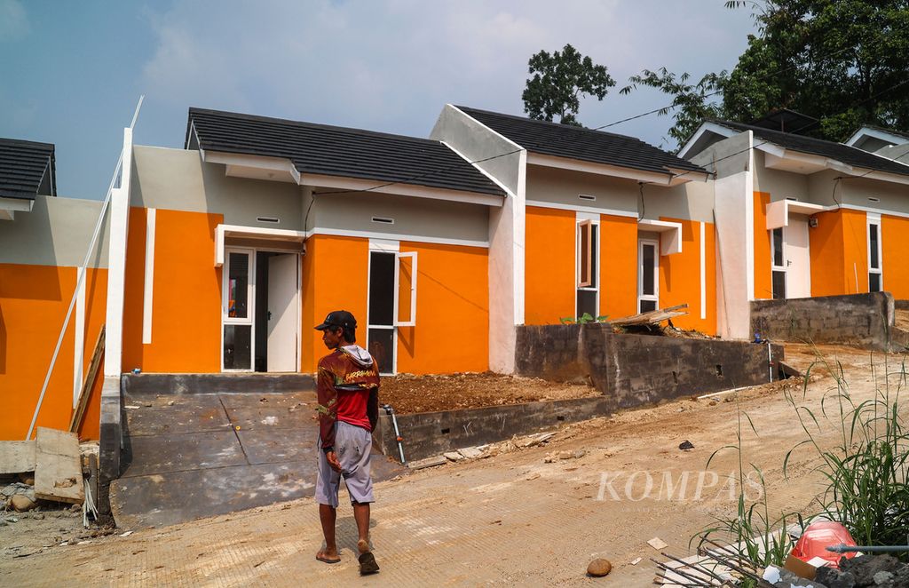 Kompleks perumahan bersubsidi yang baru selesai dibangun di kawasan Cibentang, Bogor, Jawa Barat, Jumat (31/5/2024). Sejak program sejuta rumah diluncurkan pada 29 April 2015, hingga kini telah didirikan sebanyak 9.206.379 rumah di beberapa wilayah di Indonesia yang sebagian besar ditujukan bagi masyarakat berpenghasilan rendah. 