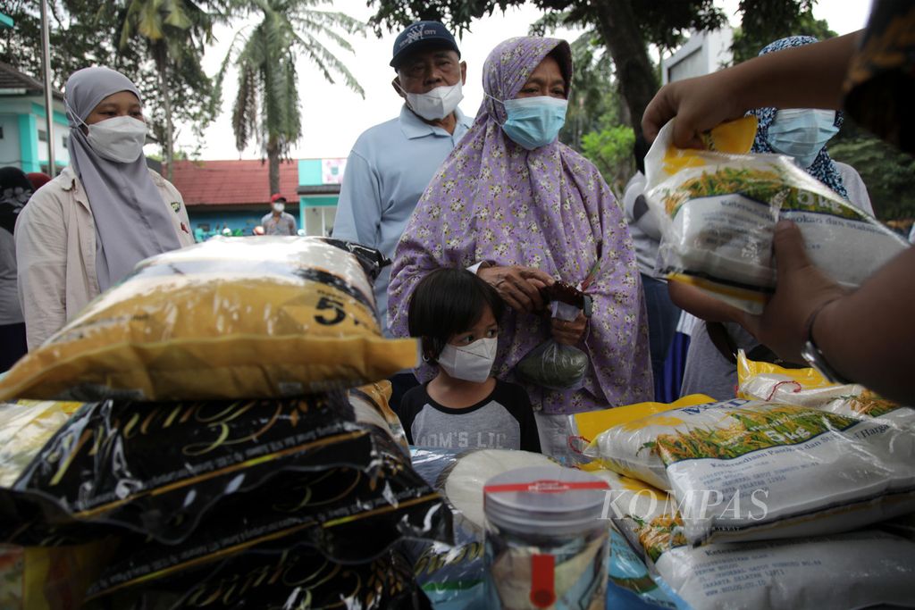 Warga membeli kebutuhan pokok, seperti beras dan minyak goreng, dalam operasi pasar yang digelar Dinas Perindustrian dan Perdagangan Kota Tangerang Selatan di Kantor Kelurahan Sawah, Ciputat, Tangerang Selatan, Banten, Kamis (29/9/2022). 