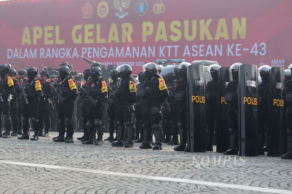 Anggota Polri berbaris rapi saat mengikuti Apel Gelar Pasukan dalam rangka pengamanan Konferensi Tingkat Tinggi (KTT) Ke-43 ASEAN di kawasan Monas, Jakarta, Jumat (1/9/2023). 