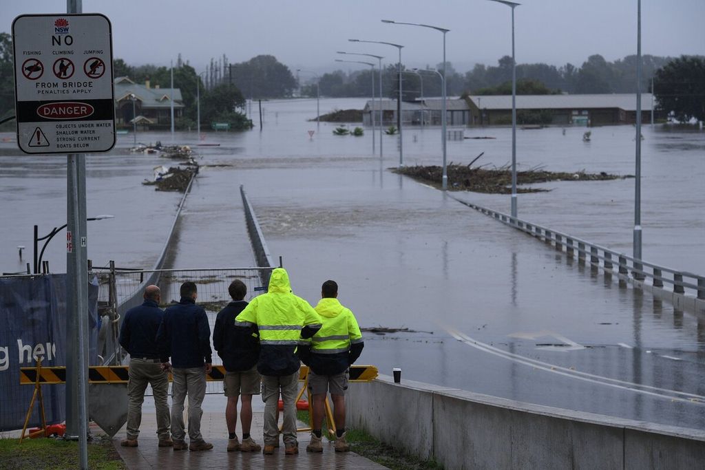 Jembatan New Windsor tidak dapat digunakan karena terendam banjir luapan Sungai Hawkesbury di Windsor, barat laut Sydney, New South Wales, Australia,  Senin (22/3/2021). 