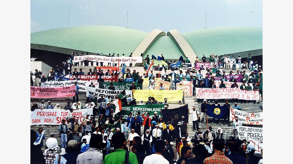 Mahasiswa menduduki Gedung MPR/DPR, menuntut Presiden Soeharto  mundur dari jabatannya pada Mei  1998.