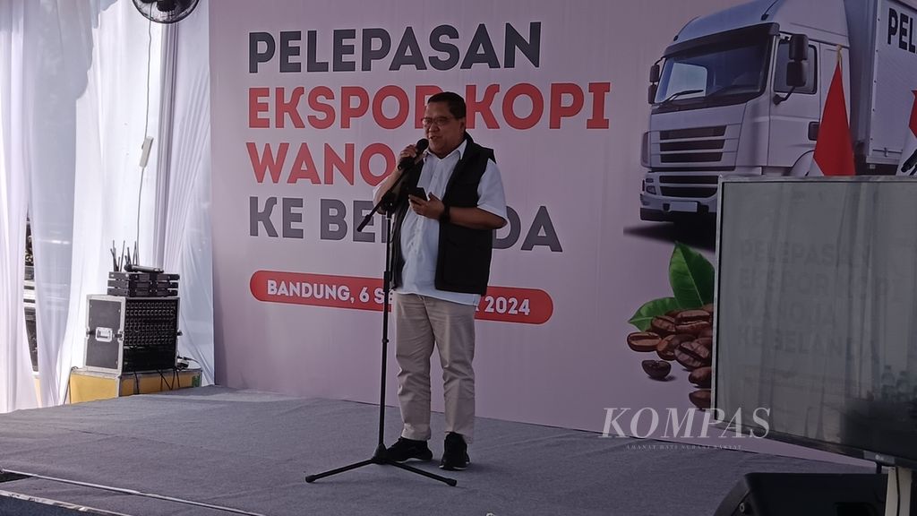 Kepala Perwakilan Bank Indonesia Provinsi Jawa Barat Muhamad Nur saat memberikan sambutan dalam kegiatan ekspor 18 ton biji kopi arabika dari Bandung ke Belanda di Kota Bandung, Jumat (6/9/2024).