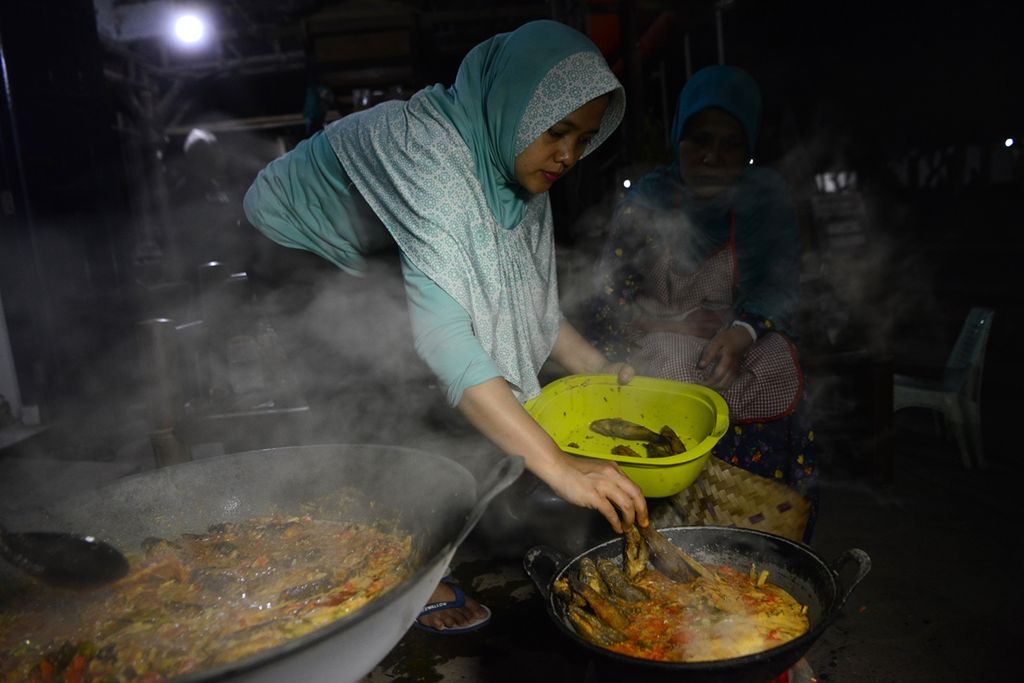 Warga memasak makanan tradisional mangut beong di Kecamatan Borobudur, Kabupaten Magelang, Jawa Tengah, Jumat (1/11/2019). Makanan tersebut dijual pada acara Festival Sinergi dan Harmoni yang digelar keesokan harinya untuk menyambut ajang Borobudur Marathon 2019 Powered by Bank Jateng.