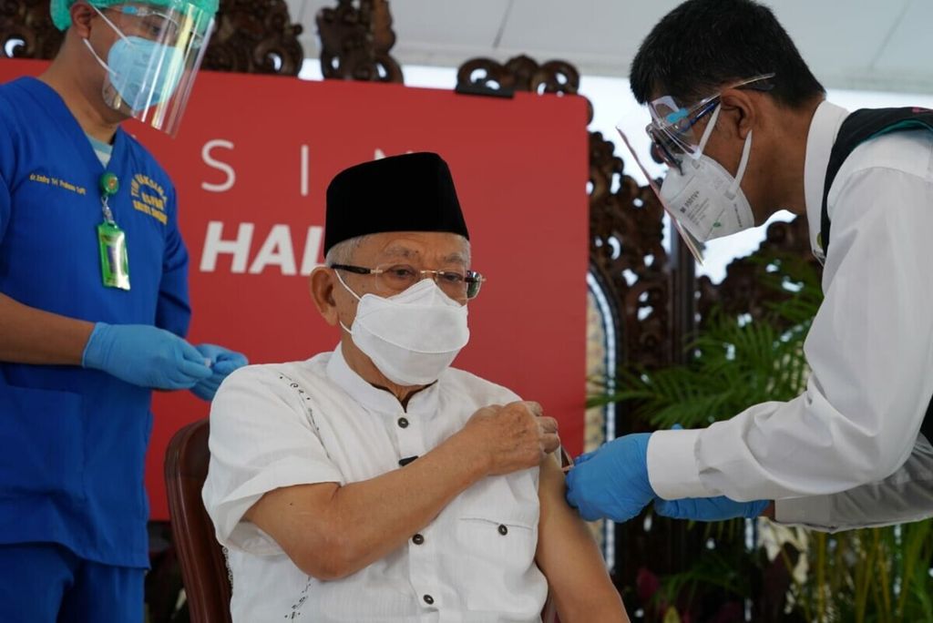 Wakil Presiden Ma’ruf Amin menerima vaksinasi Covid-19 di rumah dinas Wakil Presiden di Jakarta, Rabu (17/3/2021). 