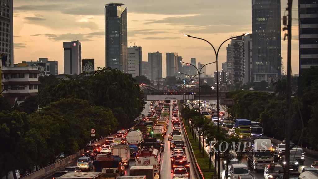 Pengendara terjebak kemacetan di dua arah Tol JORR, Jalan TB Simatupang, Jakarta Selatan, Jumat (26/11/2021). 